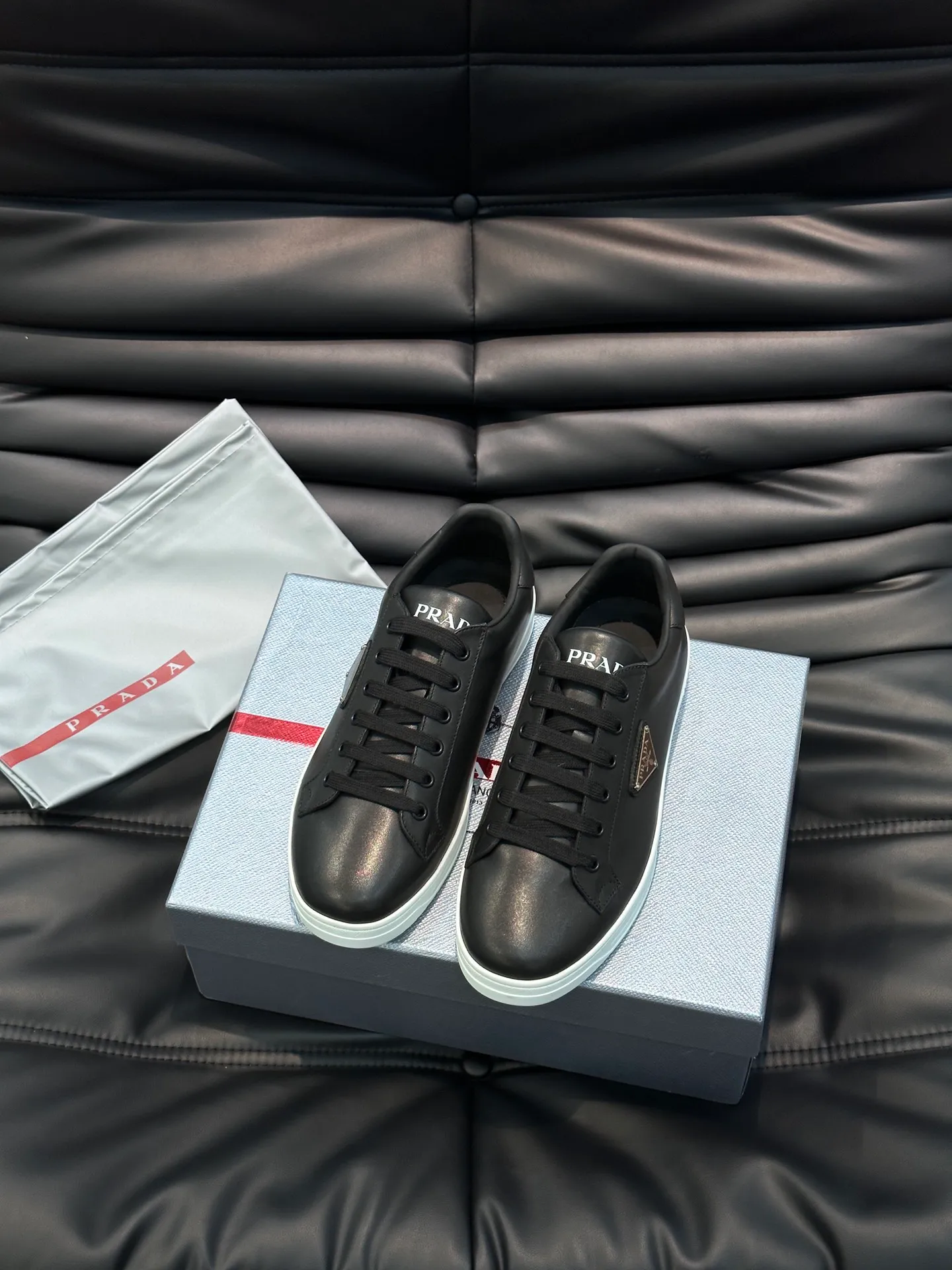 Men's shoes 💰p360 "Men's shoes 💰pRAD*" Prada's new high-end men's casual sports shoes. This leather sports shoe uses calfskin upper. The body of the shoe interprets the Prada letter brand logo from multiple angles. The brand logo is embellished on one side of the upper, all explaining the brand style. Sheepskin lining, lightweight, comfortable and durable! Size: 38-44